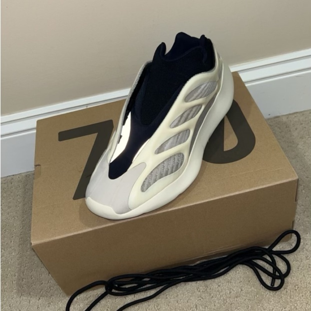 YEEZY AZAEL 700 - Picture 3 of 8